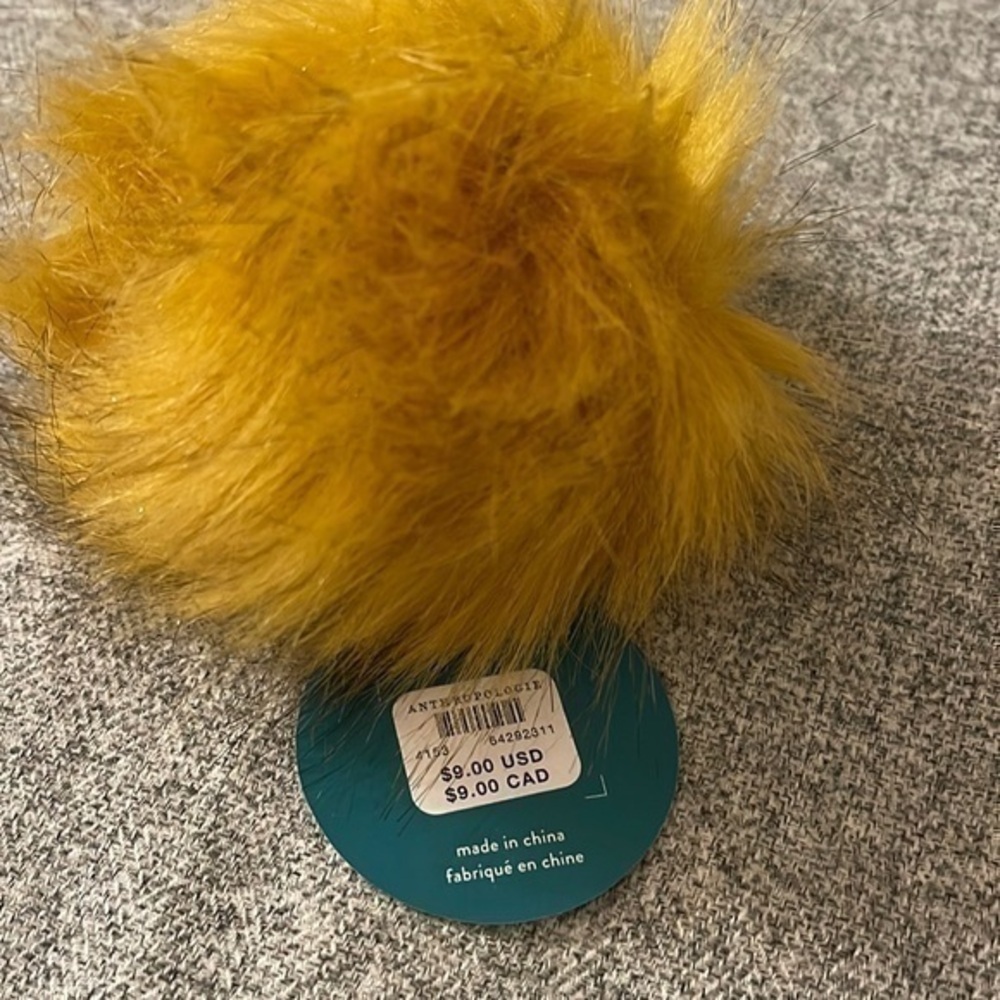 Anthropologie Pick a Pom Tufted Topper. NWT